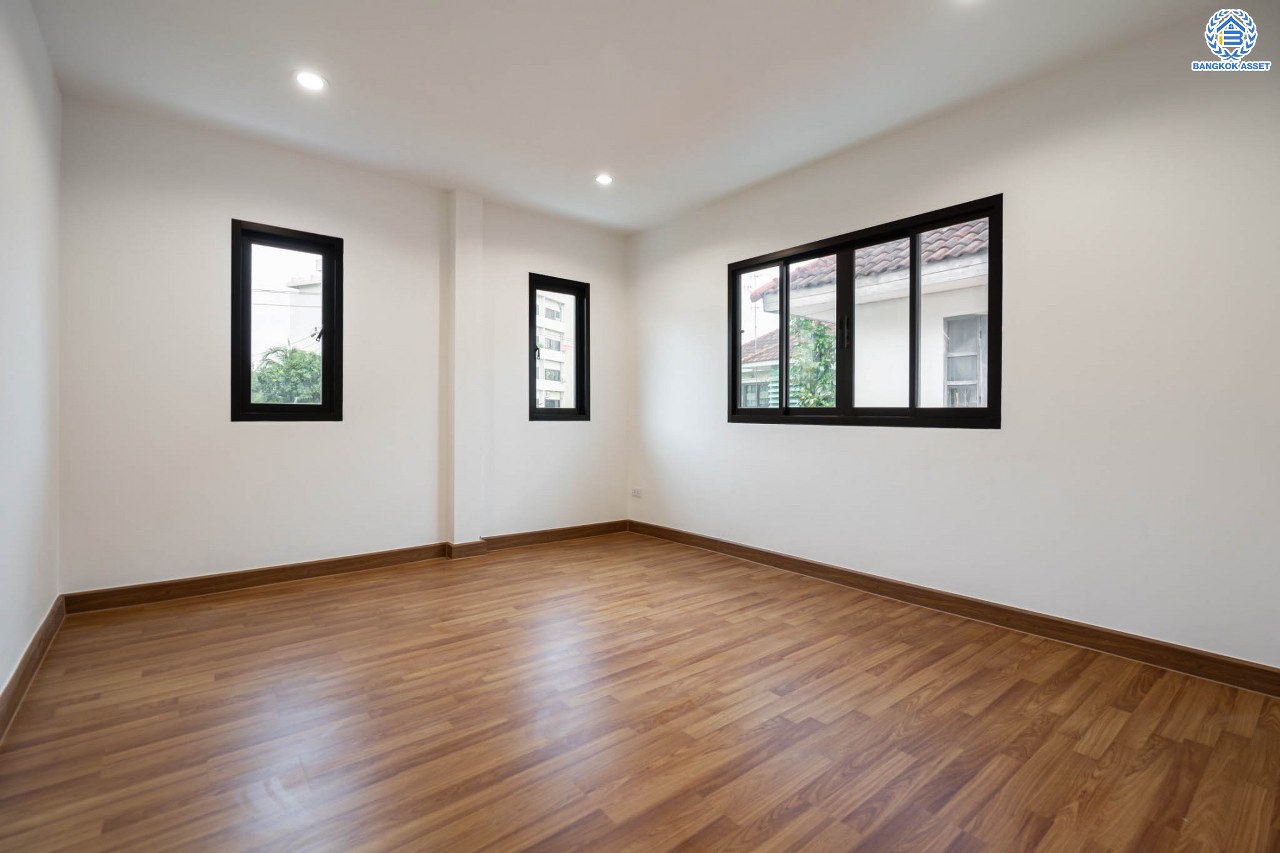 บ้านมือสองตกแต่งใหม่ ม.สัณห์ติสุข สรงประภา บ้านแฝดหลังมุม เนื้อที่ถึง 51.8 ตร.ว. ฟังก์ชัน 3 ห้องนอน 2 ห้องน้ำ 1 ห้องอเนกประสงค์ จอดรถได้ 2 คัน บนทำเลศักยภาพ เชื่อมต่อหลายเส้นทาง ใกล้ทางด่วน "ศรีรัช" และโรบินสัน ศรีสมาน